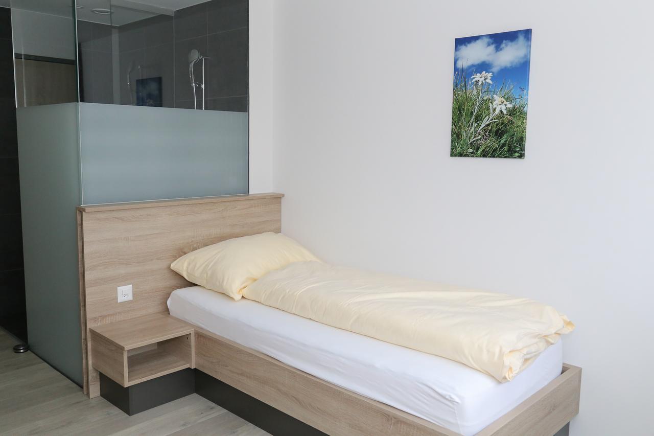 Hotel Traube Garni Kuttigen Exterior photo